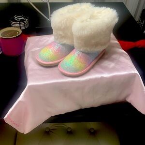 Pink boots with faux fur